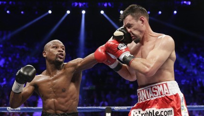 用力过猛！惠特摩尔反击脱手失误 随即被换下场