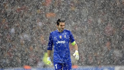 内线失守篮板遭碾压 深圳男篮争冠之路遇严峻考验